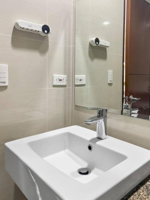 One Uptown Residences Bgc Тагиг Экстерьер фото