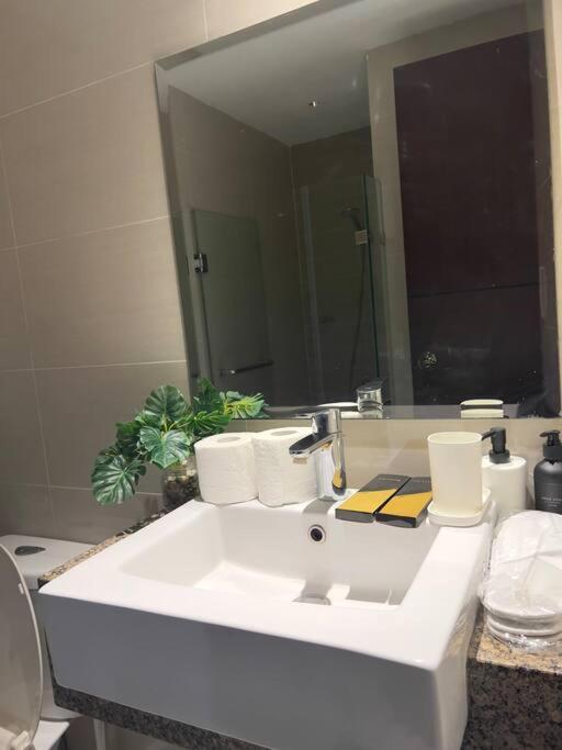 One Uptown Residences Bgc Тагиг Экстерьер фото