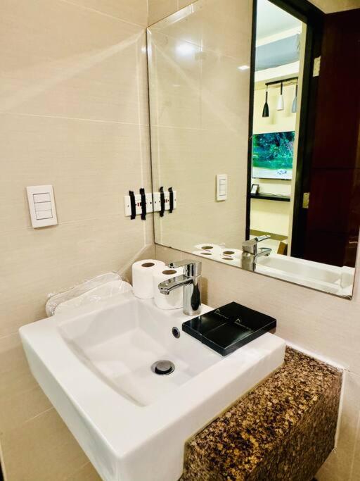 One Uptown Residences Bgc Тагиг Экстерьер фото