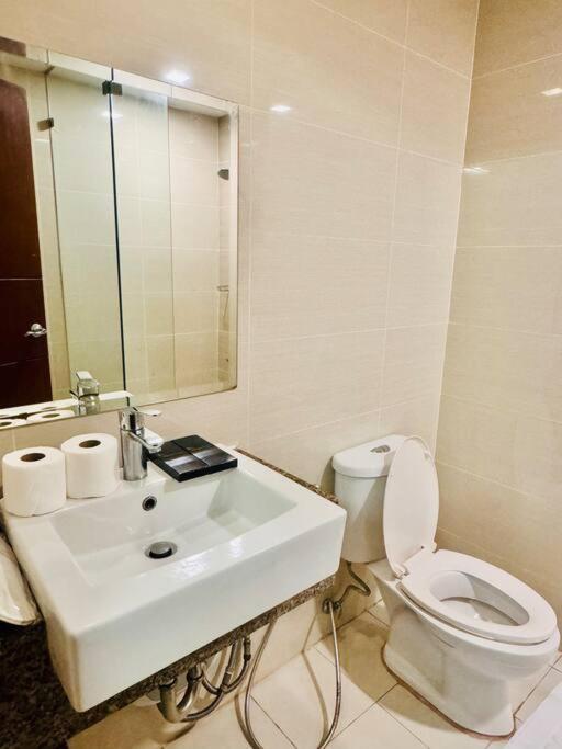 One Uptown Residences Bgc Тагиг Экстерьер фото
